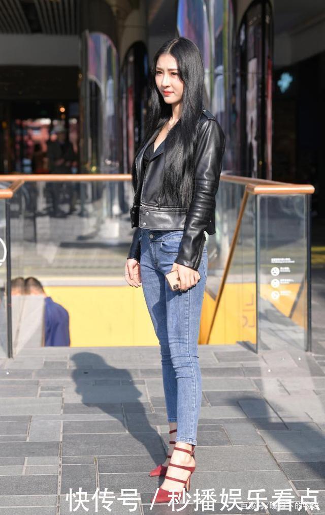 造型|妆容精致的气质女生,穿牛仔裤搭配皮夹克,秀出了靓丽帅气的造型