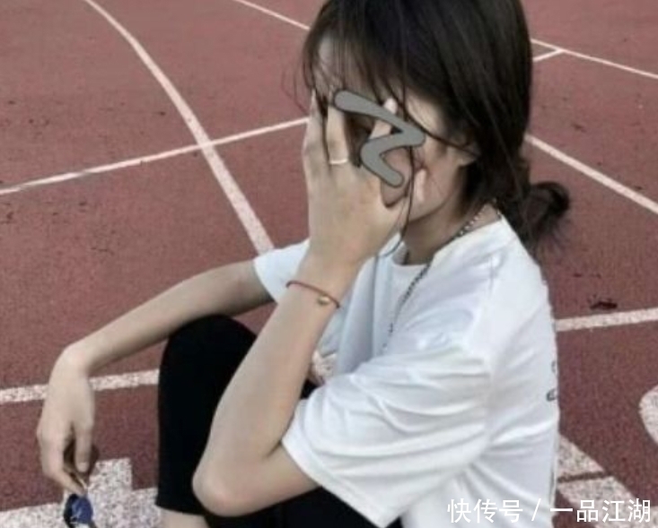 马尾|女生在学校里面只能“扎马尾”试试这3款发型,桃花运好到爆