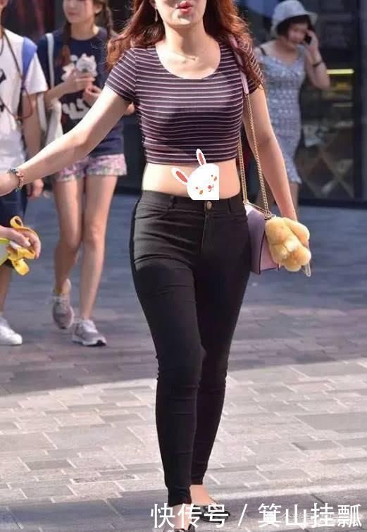 女人味|低领小背心+牛仔热裤,彰显修长双腿线条,充满魅力女人味