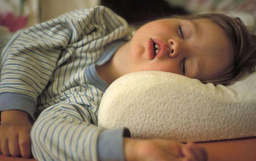 蒙头|孩子睡觉存在这种习惯,早改为好,拖得越久,越影响颜值