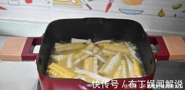 玉米海鲜菇鱼汤|两口子的晚餐，一荤一素一汤，实惠又好吃，吃着舒服，光盘不浪费
