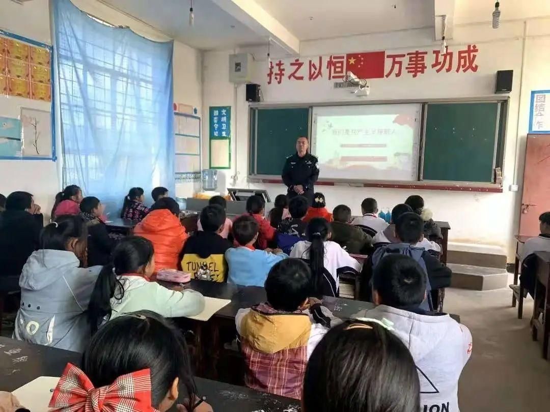 |学校里来了“董老师”|国家宪法日| 同学们