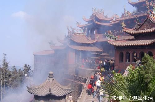 女儿|父母带2岁女儿去寺庙进香,在门口被一老和尚拦下:孩子别进