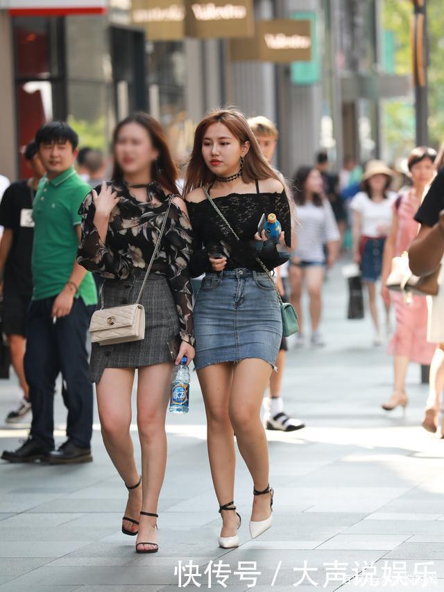 打底衫搭配牛仔短裙，配上高跟鞋，高级时髦