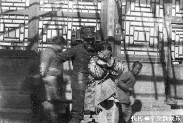 孙女|晚清罕见老照片:图1奶奶给孙女裹小脚,图4八国联军街上强抱妇女