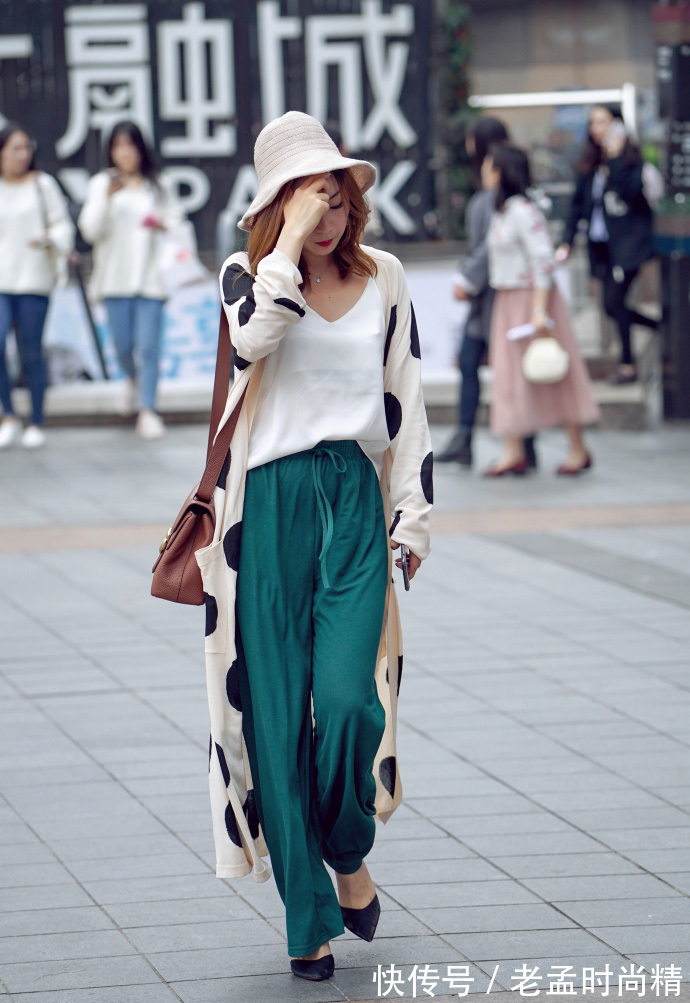 牛仔裤|街拍,斗蓬大衣搭配紧身背心与牛仔裤,轻松让你气场全开!