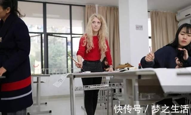 一等奖&俄罗斯姑娘苦练书法,获外国人汉字书法大赛一等奖,字迹严谨规范