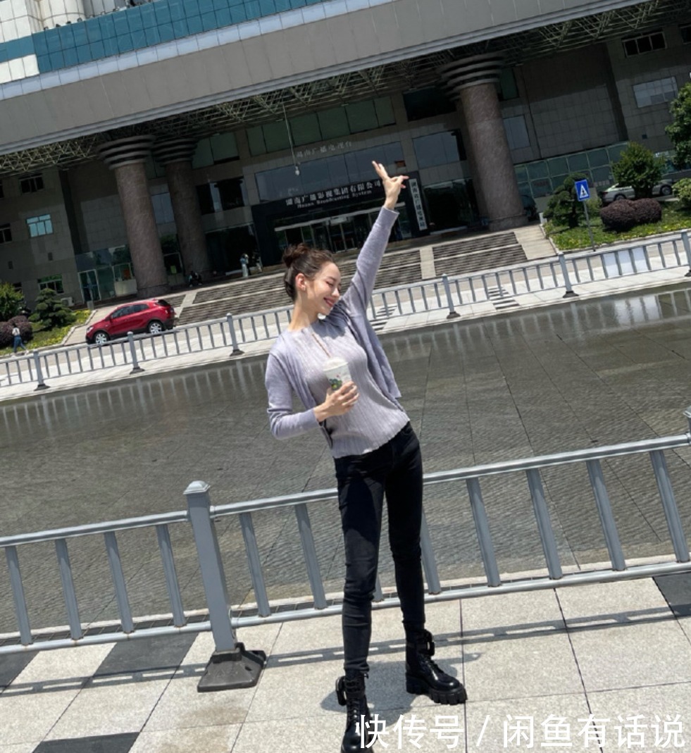 腿裤|吉娜产后恢复神速,又穿针织衫紧身裤秀身材,扎丸子头不像孩子妈