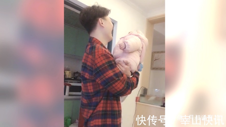 小宝宝|舅舅和外甥女第一次见面, 两活宝就笑个不停,网友 挺有缘分