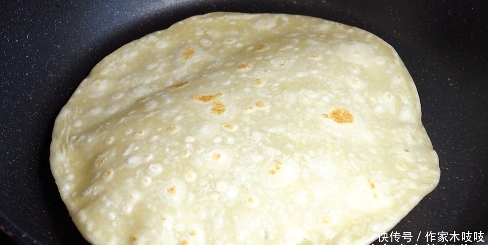 鸡蛋饼最好吃的做法,饼薄又劲道,越嚼越香,学会再也不用出门买