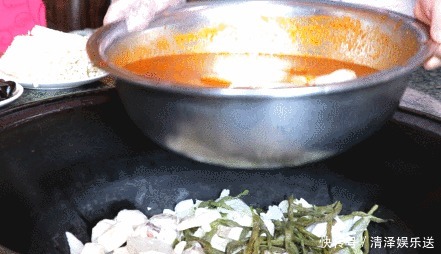  东北|东北铁锅炖鱼，肉质鲜嫩无比，常吃强身健体身体棒