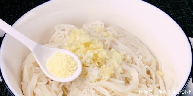 凉拌面学会这样做,酸辣爽口,开胃解腻,一盆根本不够吃,解馋!