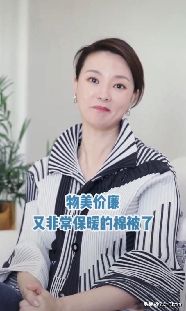  女主持|央视女主持刘芳菲真洋气，穿褶皱衬衫，这牛奶肌肤主持人少见