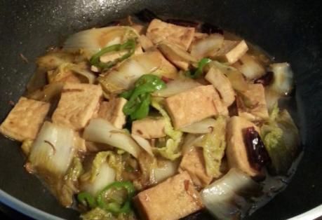  白菜炖豆腐，别直接就下锅，教你小窍门，豆腐鲜嫩白菜清爽