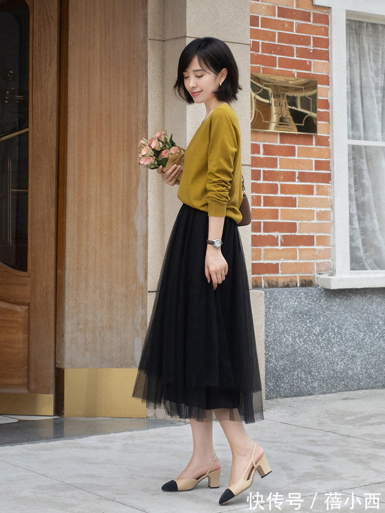 小姐姐 还是穿“半身裙”最优雅,这样搭配毛衣、针织衫,秋季的最in存在
