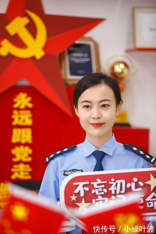 致敬祖国│菏泽高速交警与国旗合影,定格