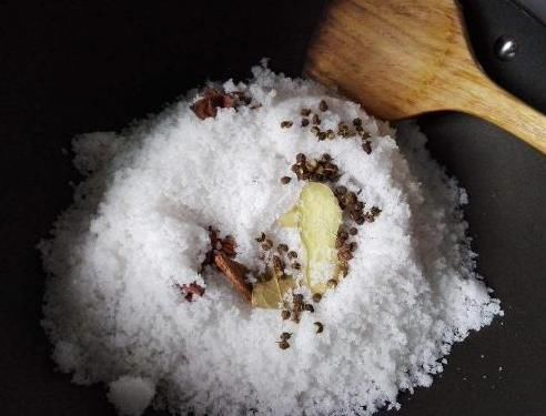 腌制|腌腊肉时，只加盐是不行的，有了这两味料，腊肉才咸香入味更好吃