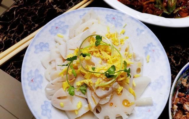 夜饭分享给|儿子领女友回家过年,看看妈妈做的年夜饭,网友这是想当婆婆了