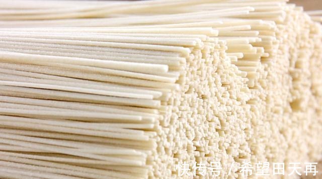 面条不一定要煮着吃,做成锅巴同样美味,脆嫩又鲜香,家人都爱吃!