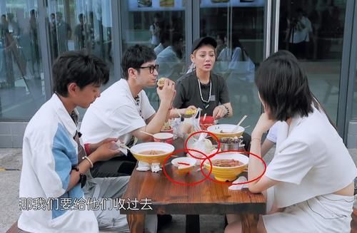 黃曉明請吃飯,姚安娜一下點三樣,結(jié)賬金額暴露富家千金真實消費