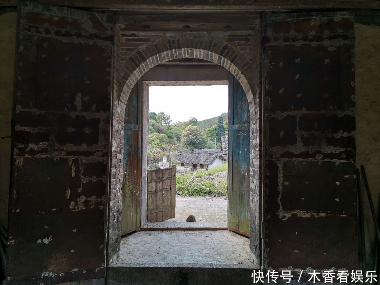 农村|第一次回农村老公家，被他家房子吓到了，这样的房子你们没见过！