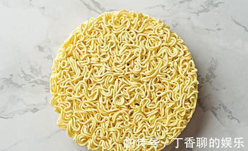 家人|天热没食欲，给家人煮一碗重庆小面，面条嫩滑爽口，好吃过瘾！