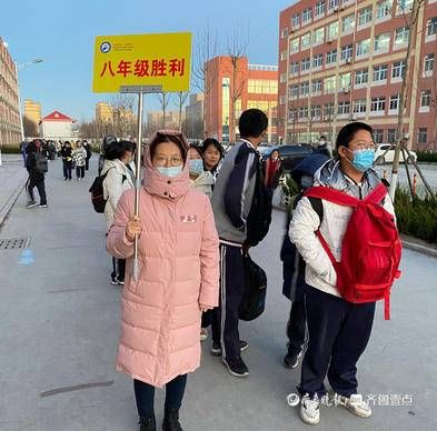 教师们|垦利区胜坨中学开展志愿服务，为学生保驾护航