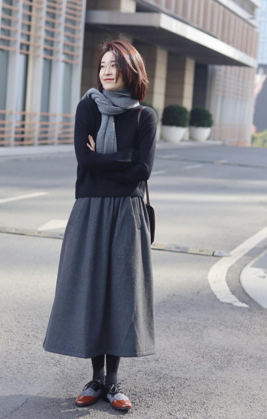 搭配 这才是冬季穿衣的典范,不刻意扮嫩,一件“毛衣”就足够