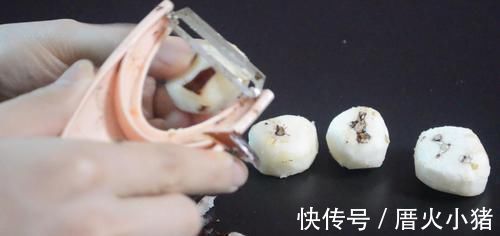 荸荠去皮原来这么简单,教你新办法,轻松剥出完整荸荠,太实用了