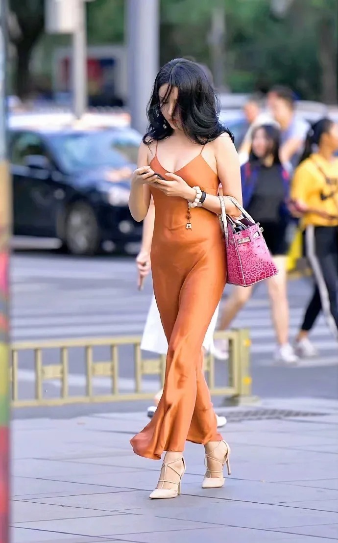橙色|今年最流行的橙色吊带裙,美女1秒把性感穿在身上,舒适又显气质
