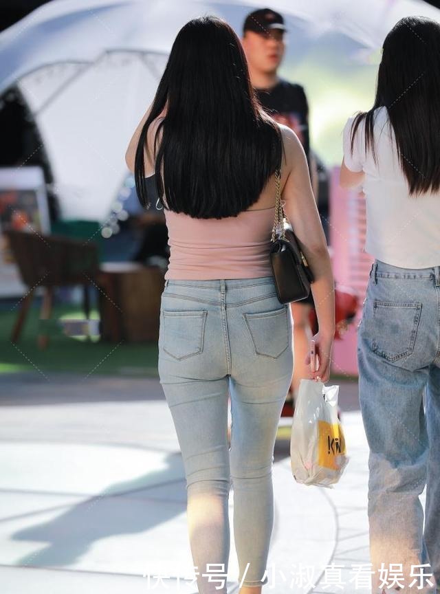 时尚|粉色小背心搭配紧身浅色牛仔裤,清新时尚,充满活力