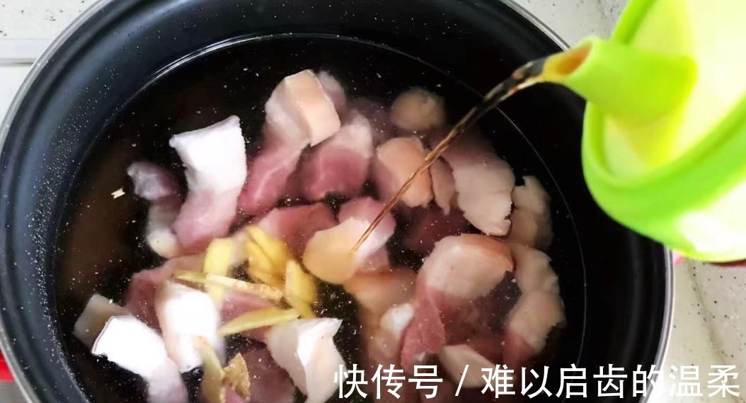 红烧肉|家常木耳腐竹红烧肉，用老卤汁一起炖煮，味道鲜美下饭，真解馋