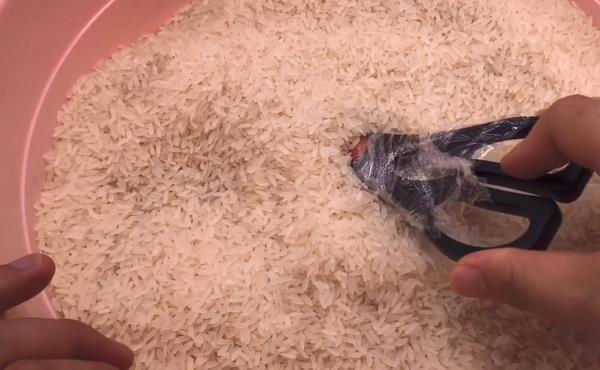 妙用|抓紧把剪刀插进大米里，真是厉害了，现在知道还不晚，快告诉家人