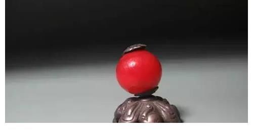 孔雀翎|清朝官帽上的“红顶珠”价值多少钱？一颗珠子，能抵秦奋一身行头