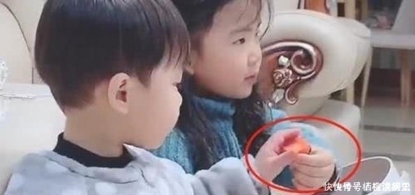 姐姐|二胎弟弟主动喂姐姐吃草莓,画面实在太暖心,网友:又骗我生娃