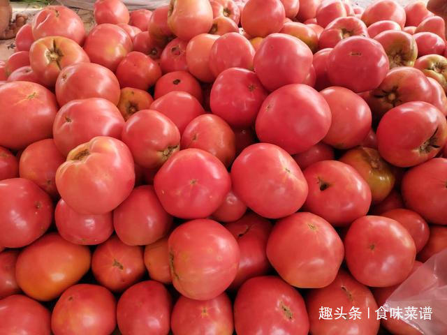 买西红柿要挑“母”的，从顶部一眼就辨出，沙甜多汁，小技巧管用