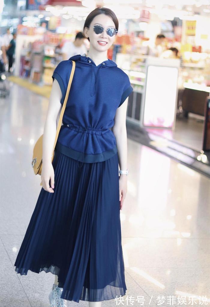 搭配 入秋后该穿卫衣了,分享4组显瘦减龄的经典搭配,照着穿不怕出错