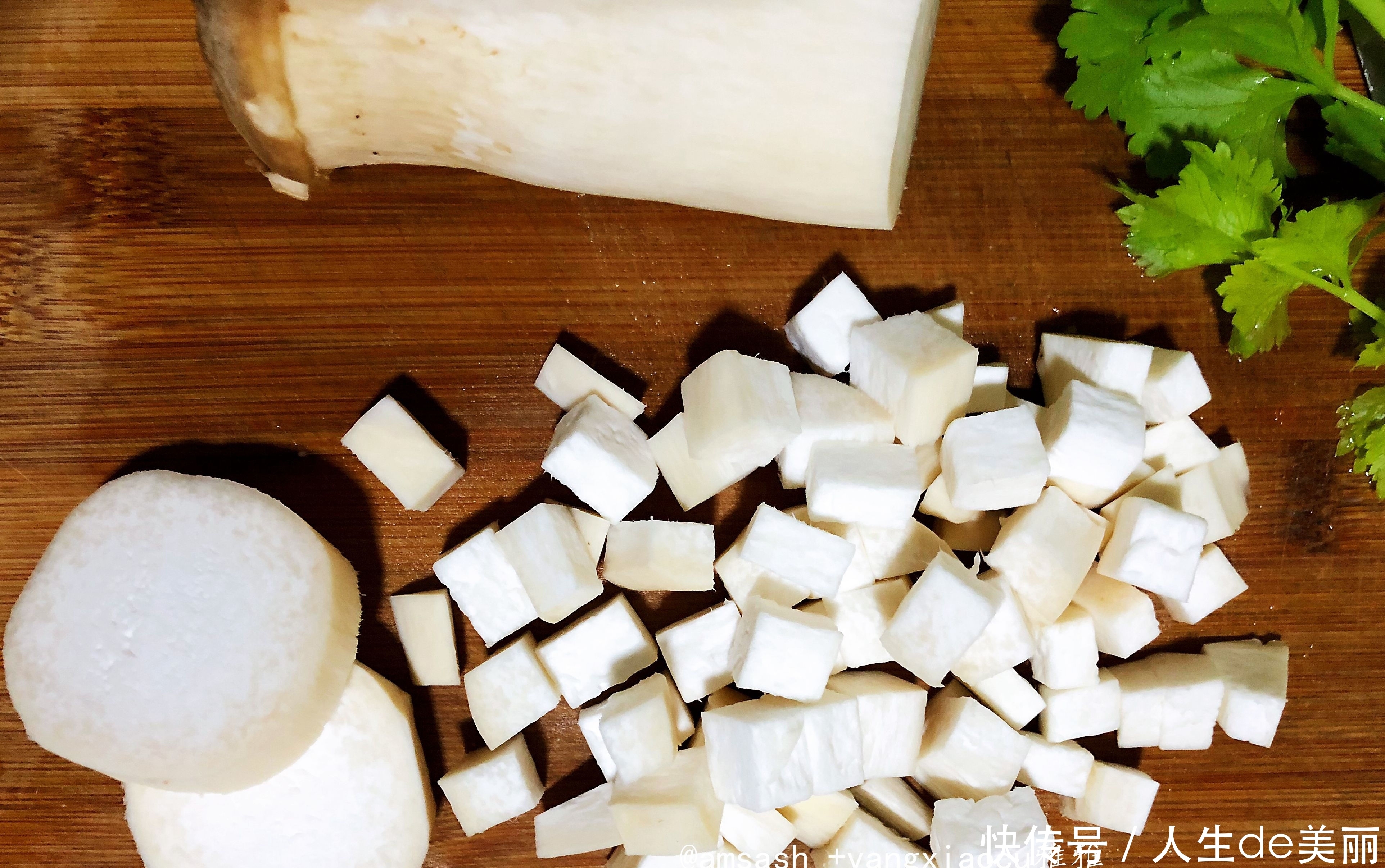 杏鲍菇最好吃的做法,不加盐和水,比肉还好吃,上桌就被抢光了!