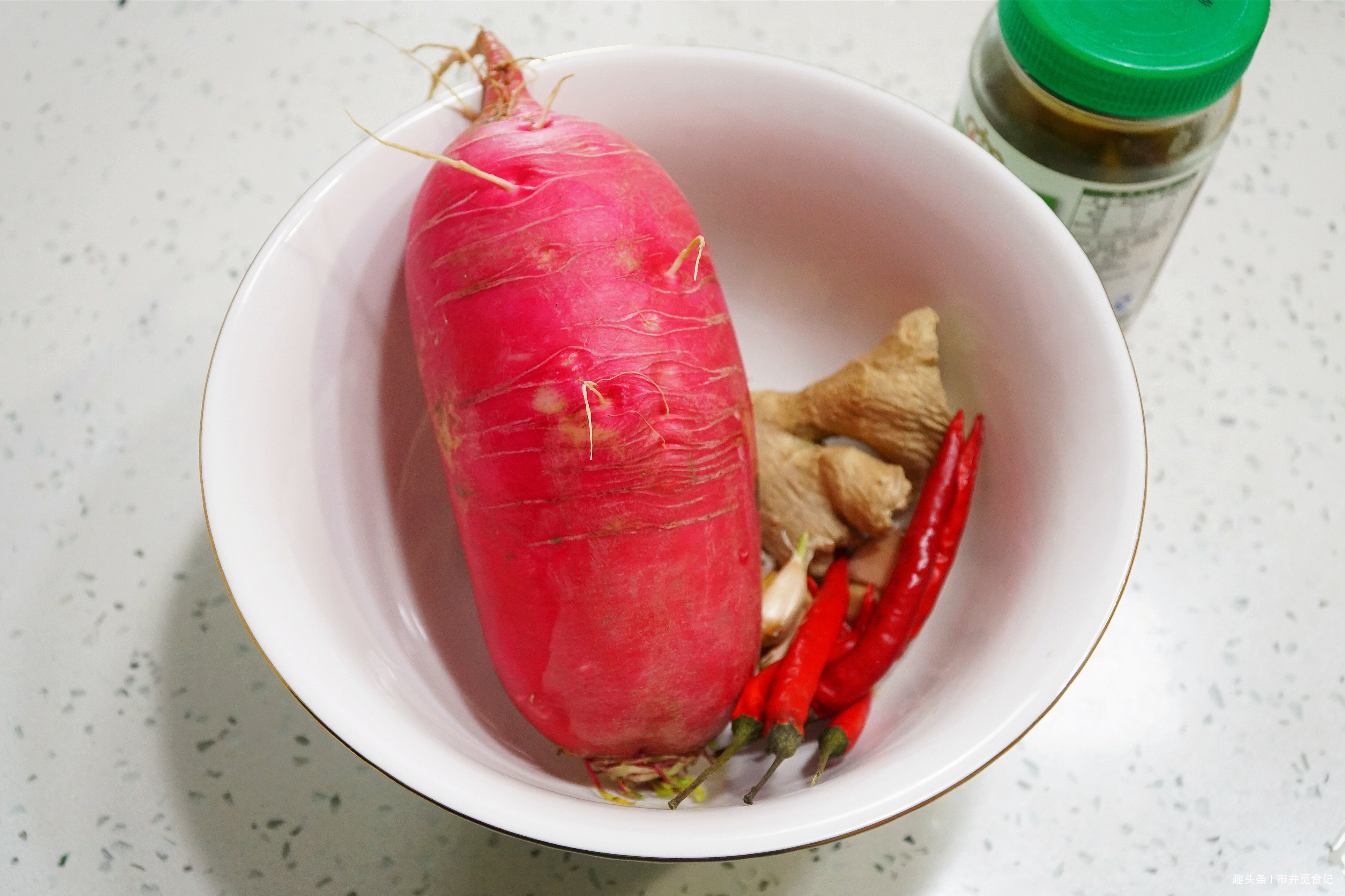 做腌萝卜,别只会加盐和酱油,分享饭店用的秘方,简单好吃嘎嘣脆