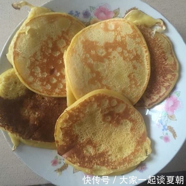 红薯新吃法，不放水，不放糖，做出松软香甜的饼，一端上桌抢光光
