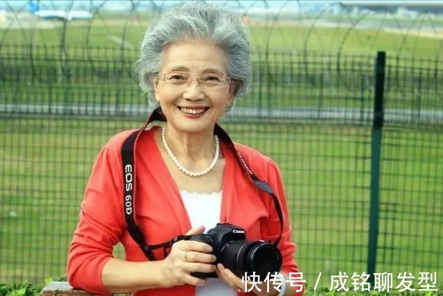 发型 即便头发花白发型也要精致,老年人这样烫头发,时髦利落又显年轻