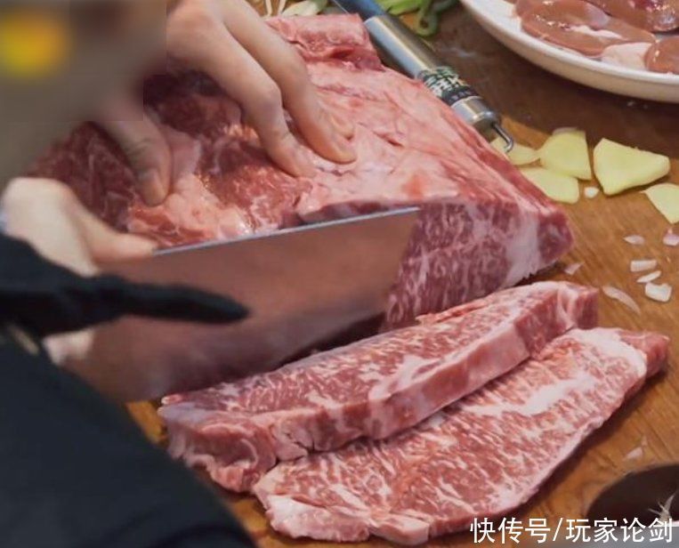 家人们|彭昱畅炒菜时肉掉在了地上，张艺兴举动成亮点，再也不说他奢侈了