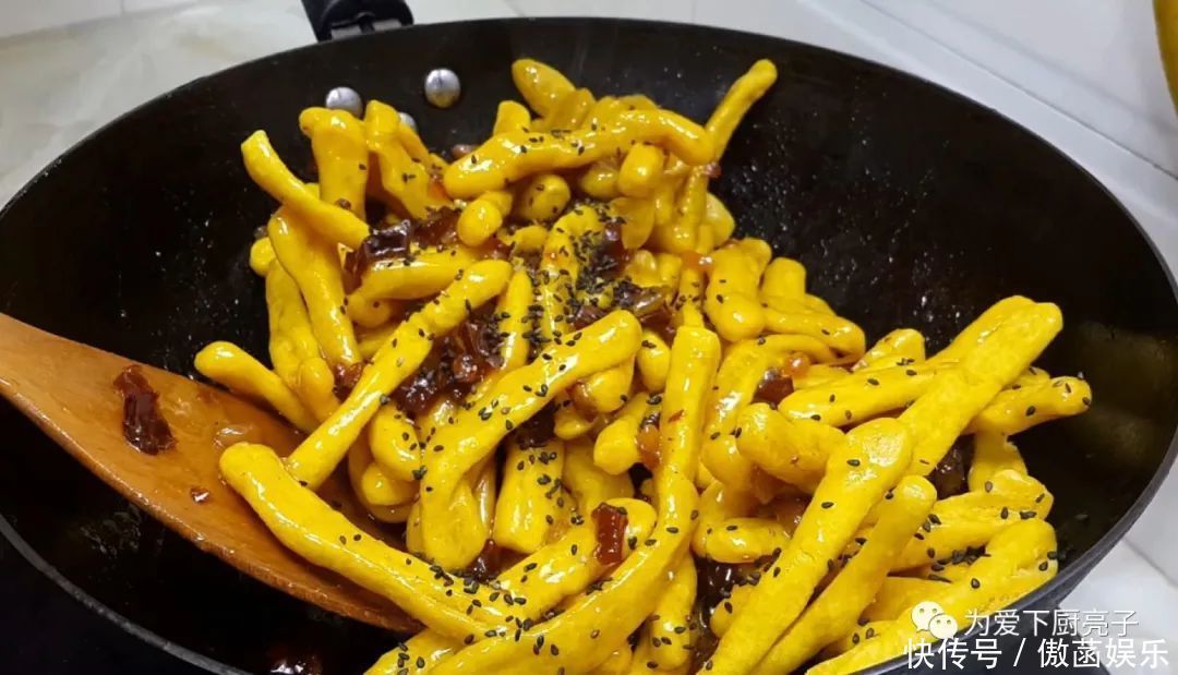 以后南瓜面粉就这么做,加3个鸡蛋,不蒸馒不烙饼,上桌就被抢光