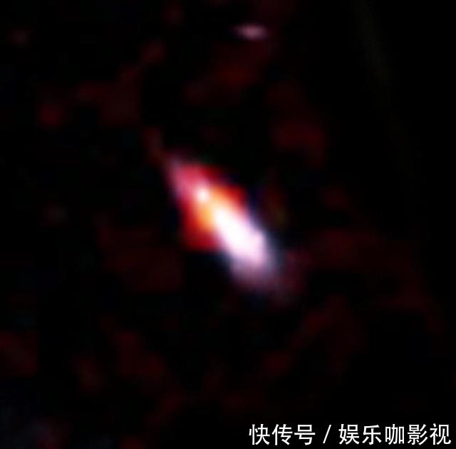 科学家通过宇宙透镜发现距离地球超过80亿光年的微弱射电星系