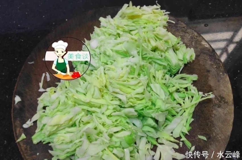 小朋友|包菜别只会清炒了，用来做早餐饼，10分钟就搞定，比包子馒头还香