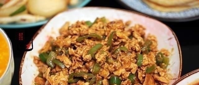 公爹来看孙女，晚餐我炒了1盘成本2元的菜，公爹：来3两小酒