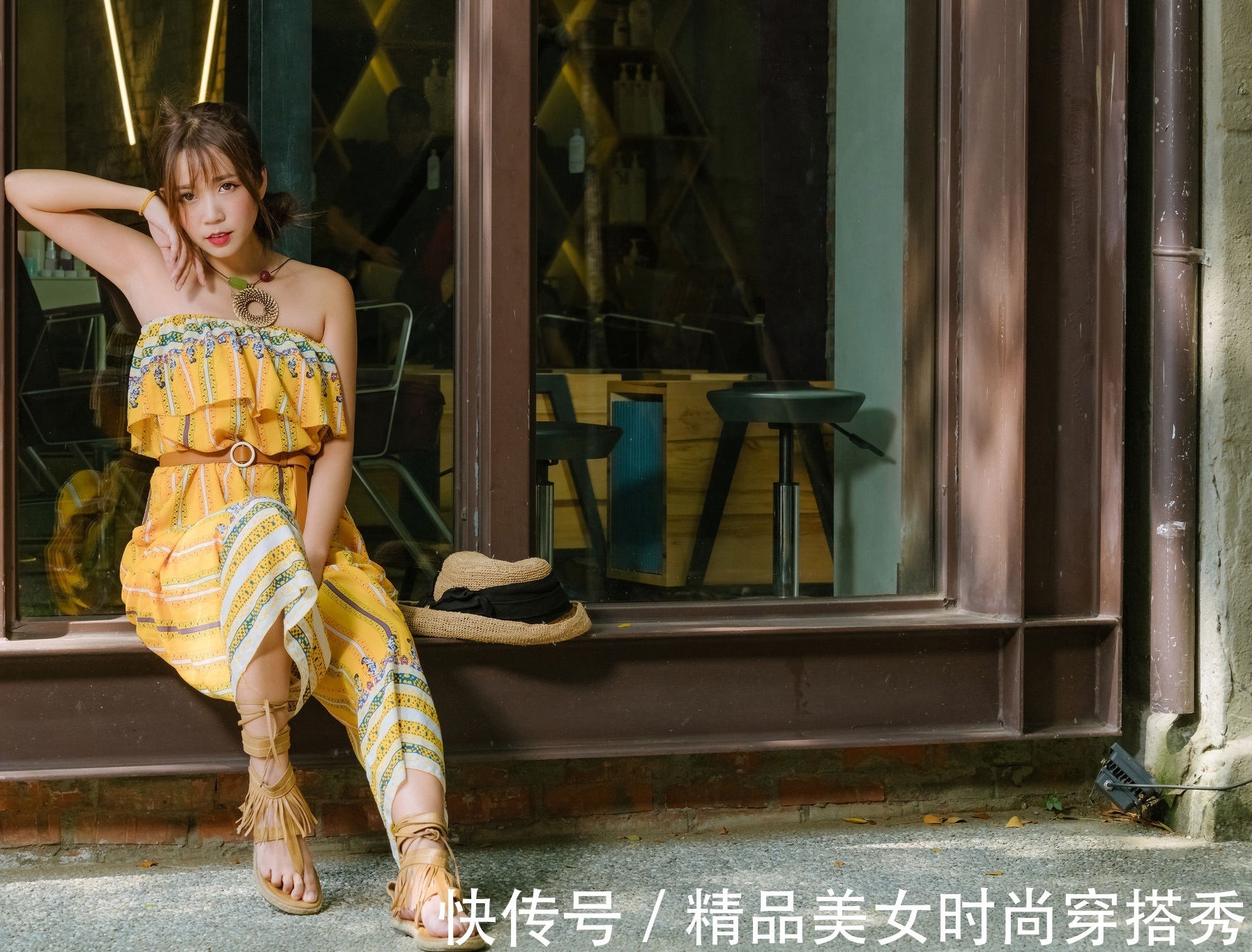 民族风|一字肩连体裤，搭配一双民族风十足的凉鞋，优雅浪漫