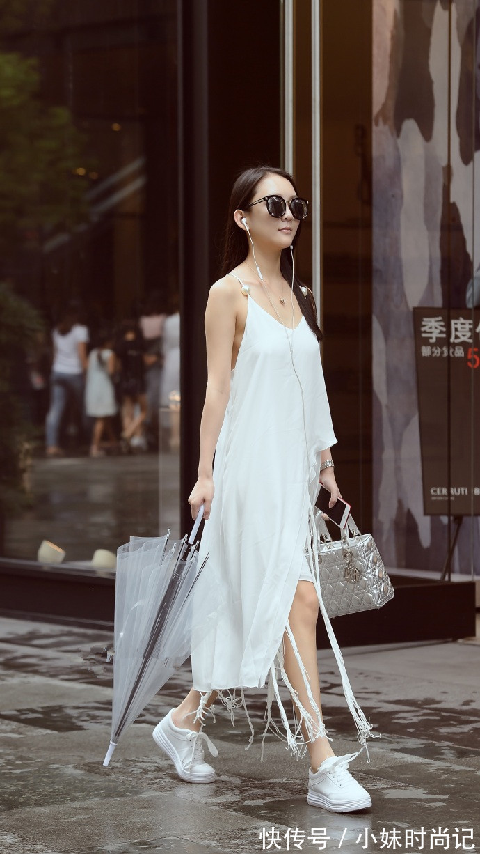 街拍 成都街拍,黑色一字肩上衣搭配毛边牛仔裤,甜美中带点性感