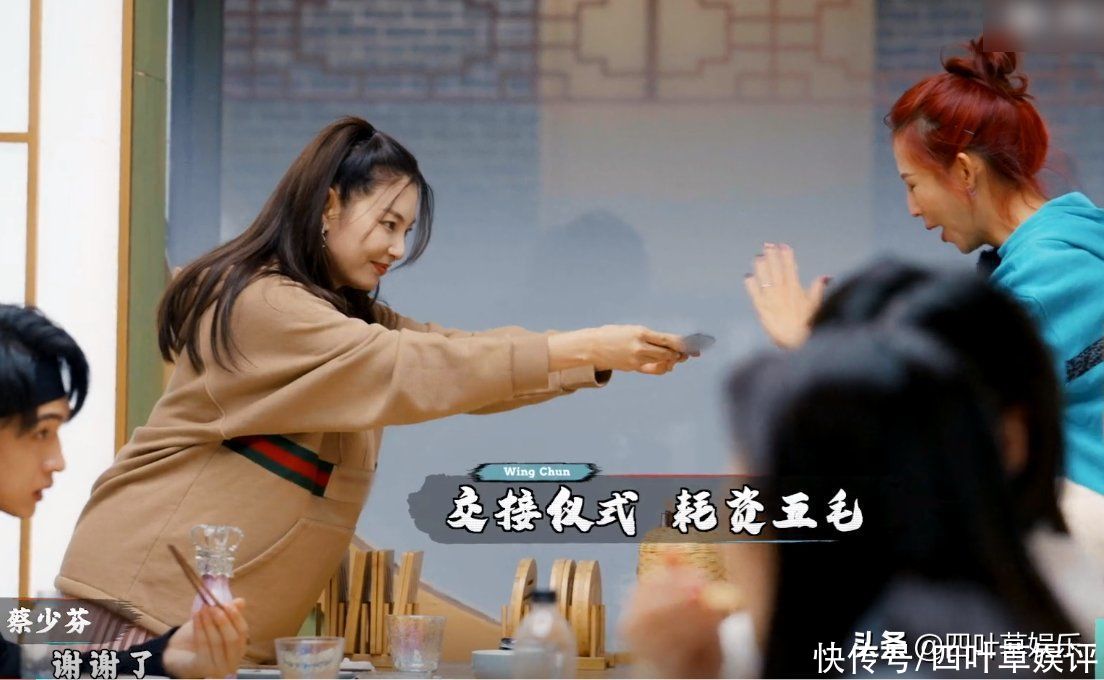 秦霄贤担任代理馆长，首日经营忙中有错，不敢指挥硬糖少女是硬伤