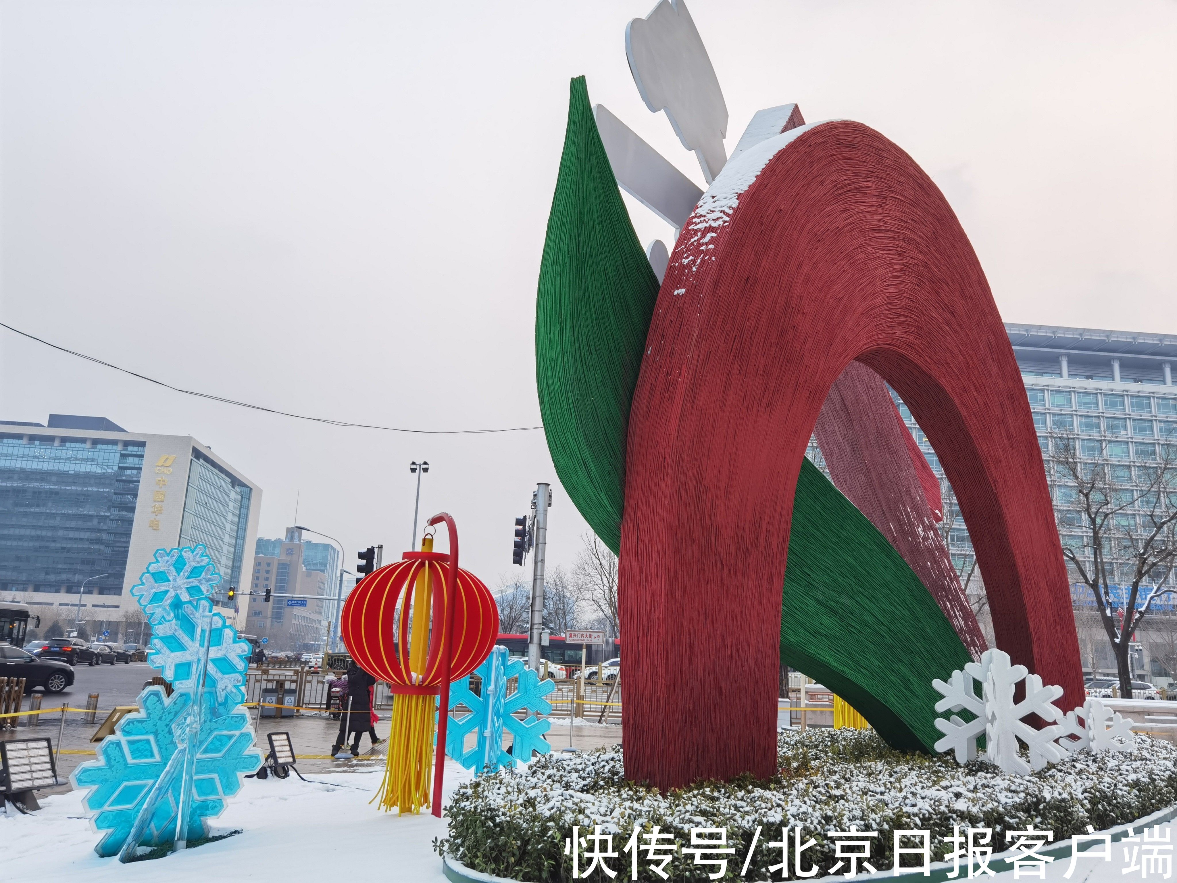 雪花|长安街上冬奥花坛里的3D雪花，竟然是用建筑垃圾做成的